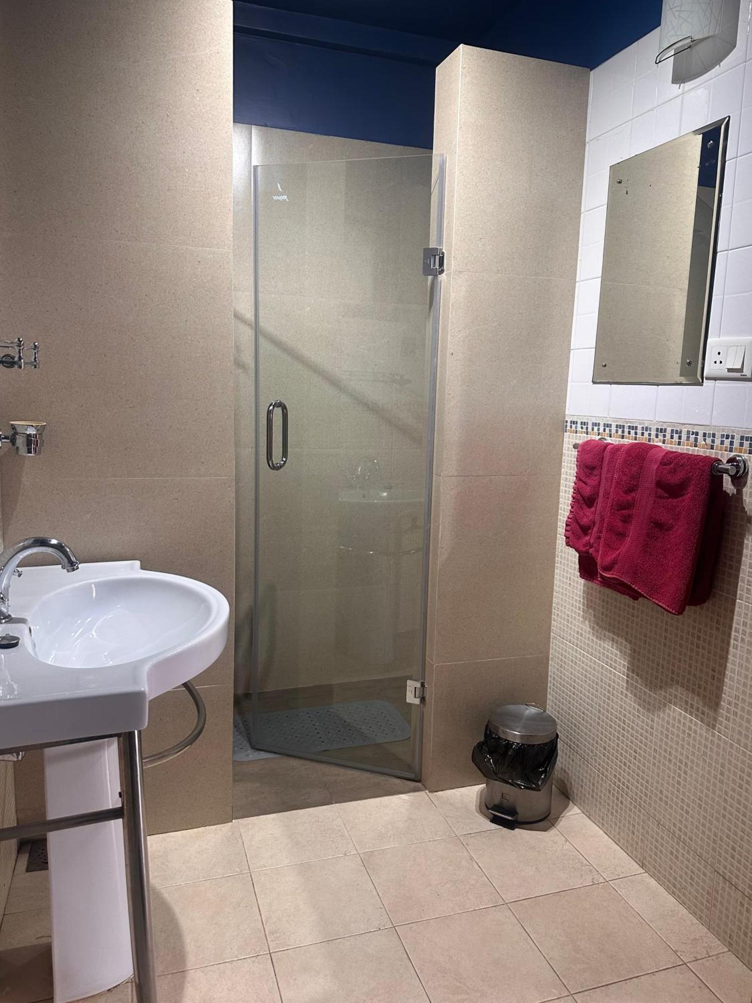 Skylark Hotel 2*
